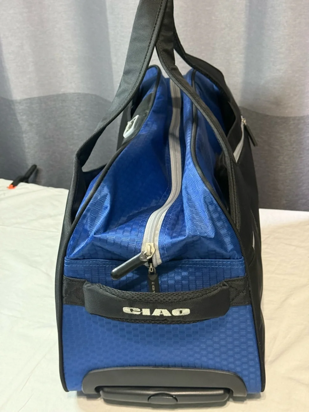 NWT CIAO Brand Duffel Rolling Blue carry on bag retractable telescopic handle.